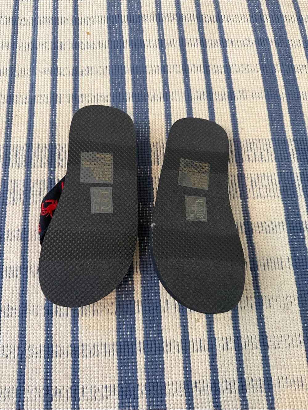 Boys size 12T crewcuts crab embroidered flip flops